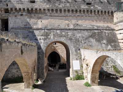 Sembra di trovarsi in pieno Medioevo: una sensazione rafforzata dalla vista della fortezza eretta attorno all'anno 1000 dai Normanni